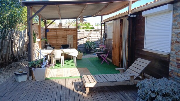 A compact outdoor space with a wooden deck, a green wall, and a small seating area. - Quiet location (Banyuls-sur-Mer)