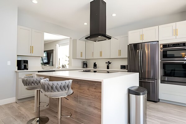 Refrigerador, microondas, horno y parrilla de estufa 