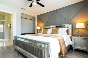 6 soverom, skrivebord, strykejern/-brett og reiseseng for barn