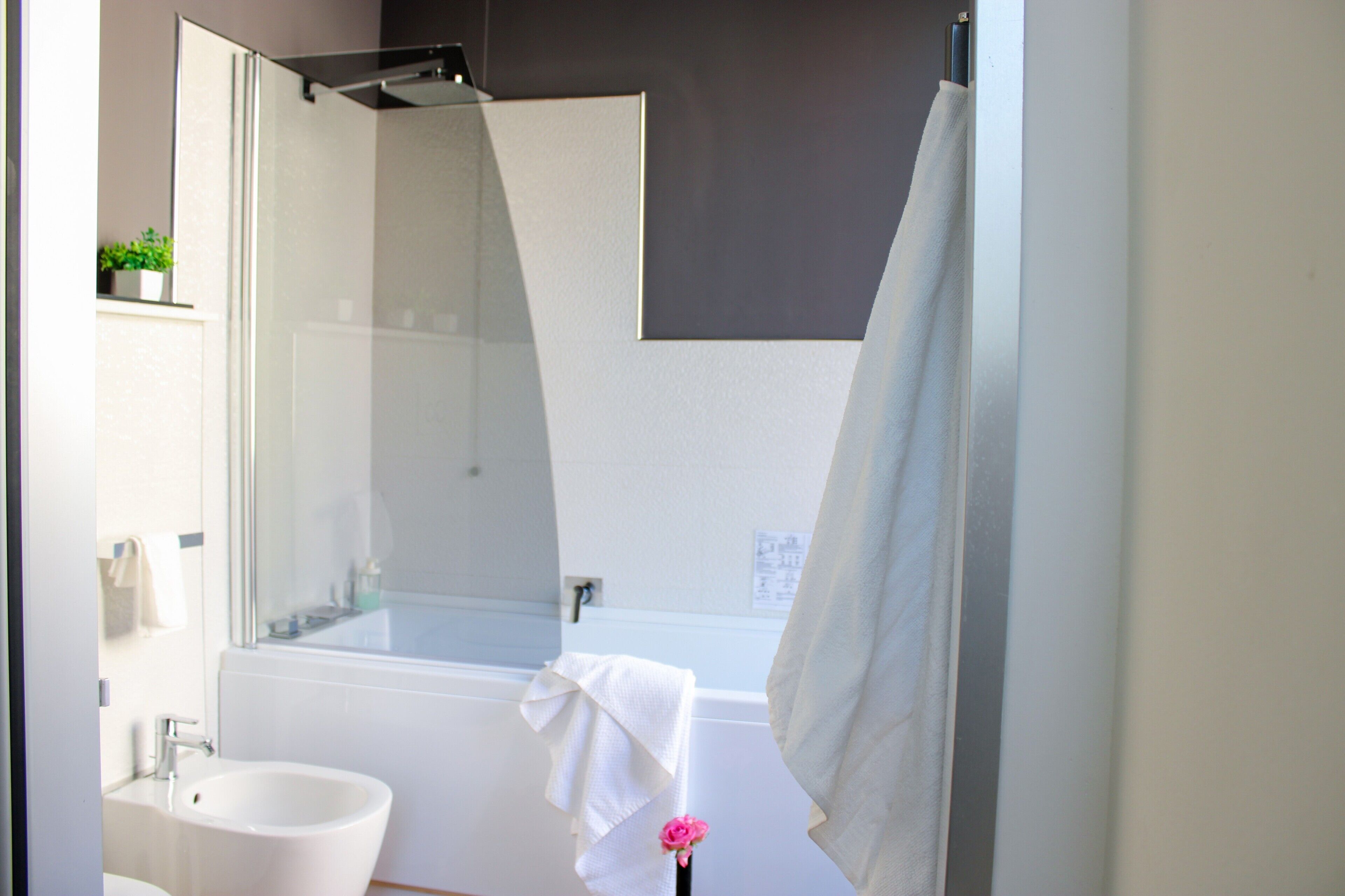 Ein Badezimmer mit Waschbecken, Spiegel und Handtuchhalter.