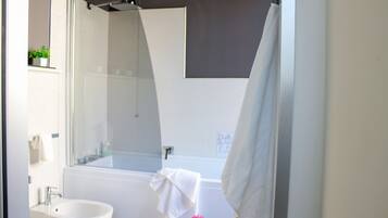 Ein Badezimmer mit Waschbecken, Spiegel und Handtuchhalter.