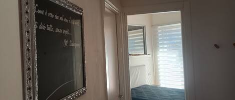 2 عدّة غرف نوم ومكواة/لوح كي وواي فاي وملاءات أسرّة