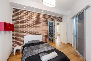 2 عدّة غرف نوم ومكواة/لوح كي وواي فاي وملاءات أسرّة