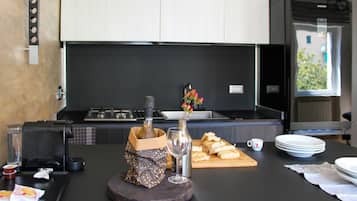 Wasserkocher mit Kaffee-/Teezubehör, Kühlschrank, Mikrowelle, Ofen
