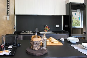 Wasserkocher mit Kaffee-/Teezubehör, Kühlschrank, Mikrowelle, Ofen