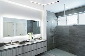 Luxurious One Bedroom Suite with Partial Ocean View | Salle de bain | Douche, sèche-cheveux, serviettes fournies, savon