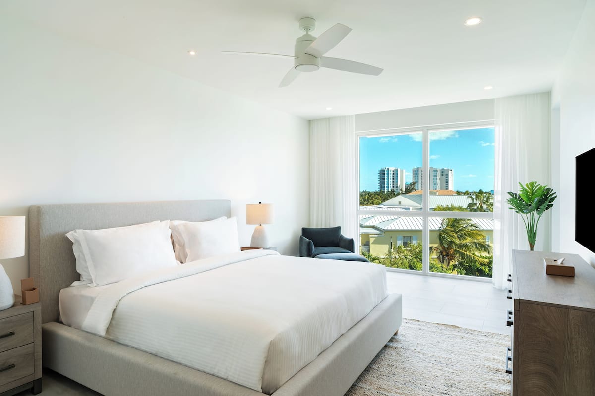 Caja de seguridad en la habitación y tabla de planchar con plancha