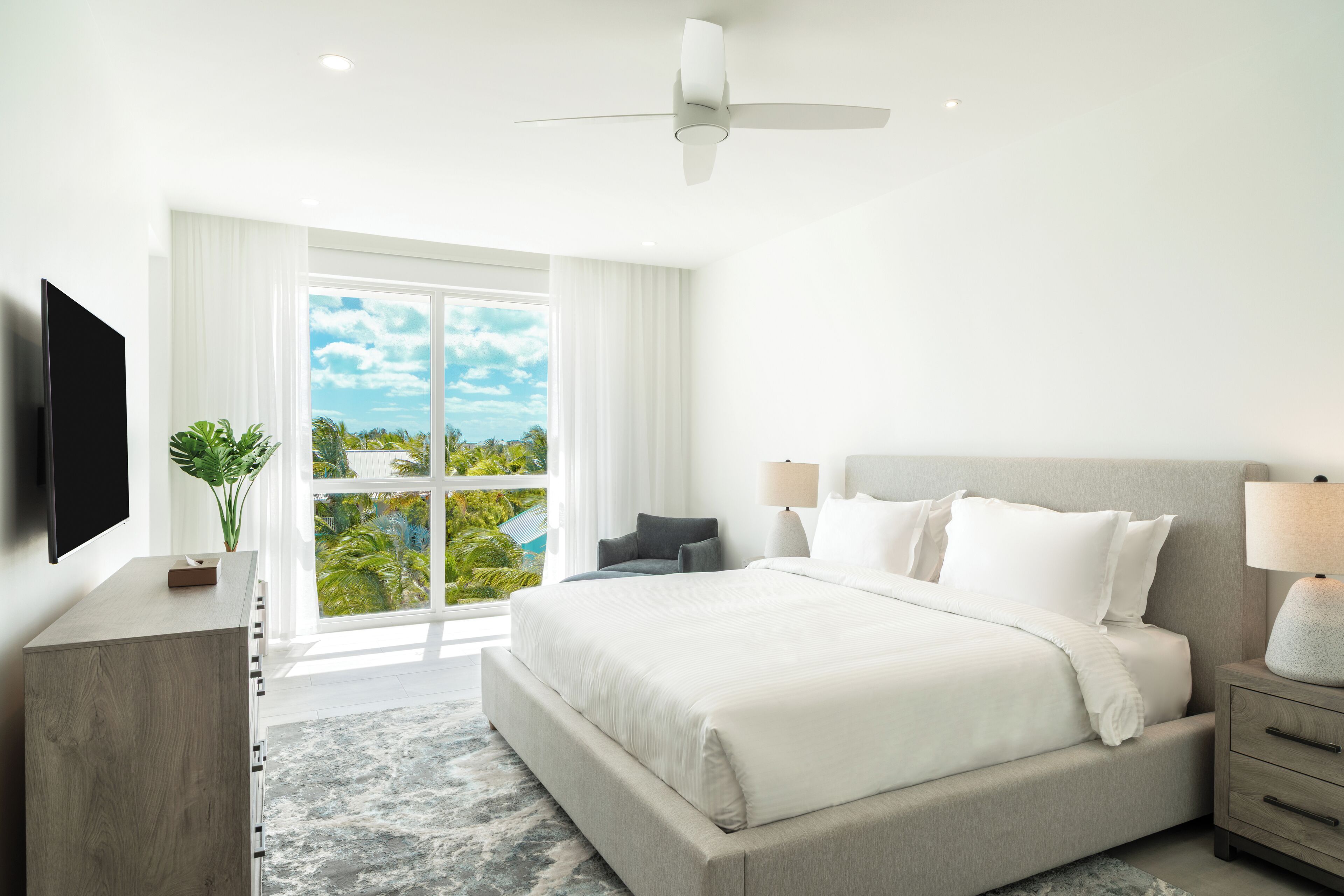 Caja de seguridad en la habitación y tabla de planchar con plancha 