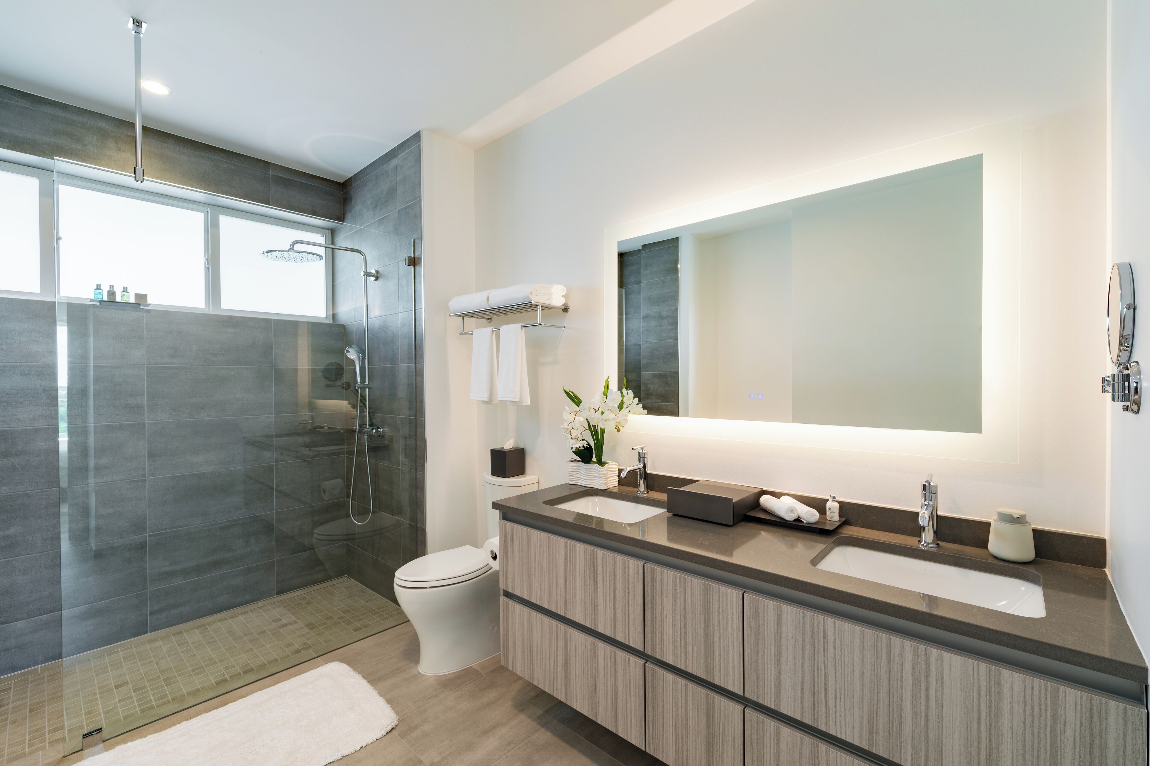 Jr Suite One Bedroom with Grace Bay Street View | Badezimmer | Dusche, Haartrockner, Handtücher, Seife