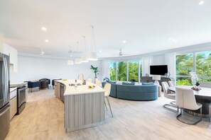 Luxurious One Bedroom Suite with Partial Ocean View | Bahagian dalam