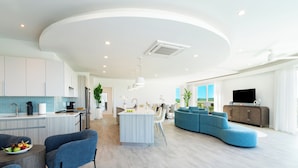 Luxe Honeymoon Suite with Terrace | Oppholdsområde | En 42-tommers smart-TV med digitale kanaler