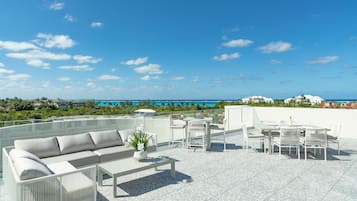 Luxe Honeymoon Suite with Terrace | Outdoor dining