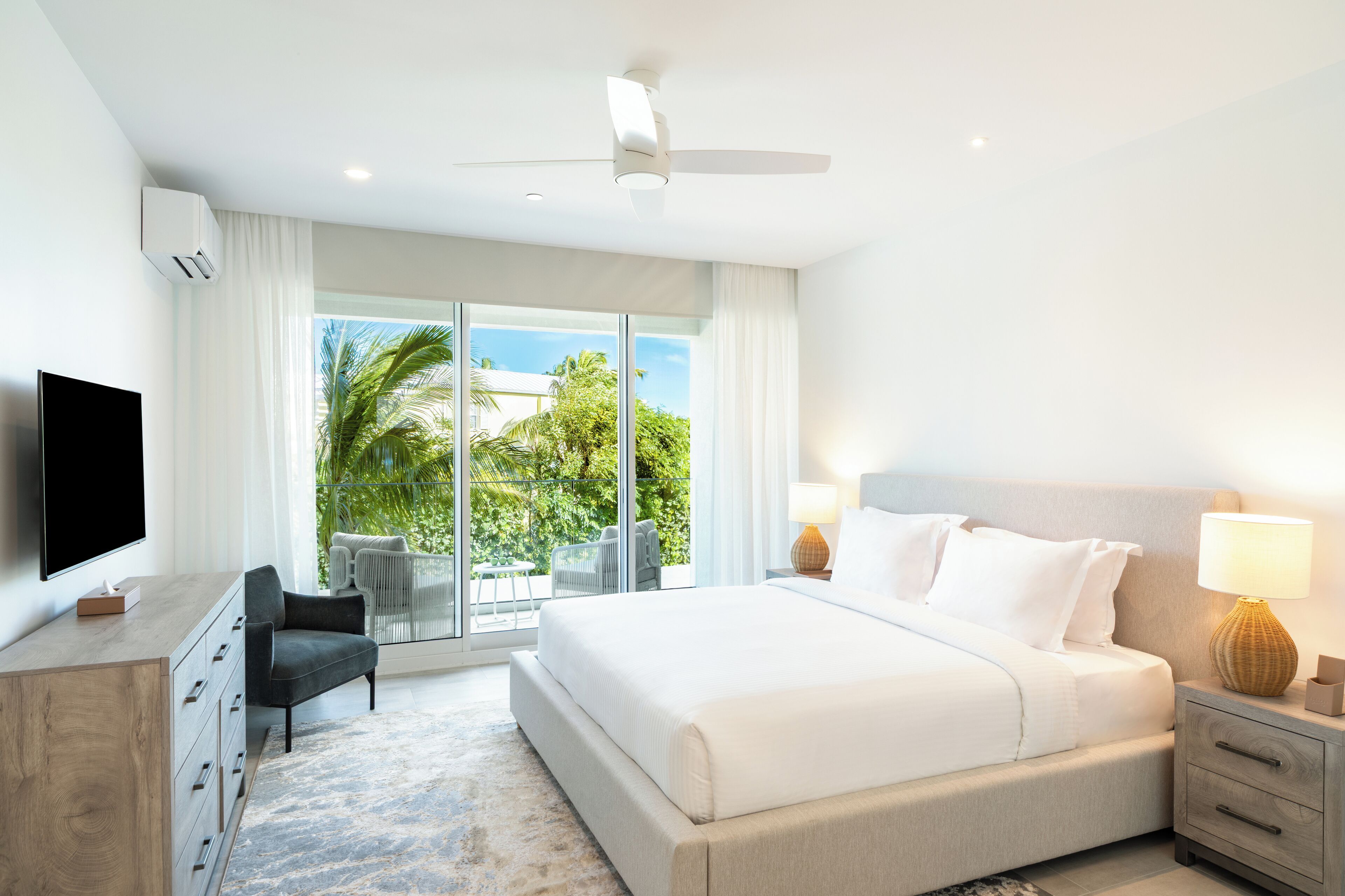 Caja de seguridad en la habitación y tabla de planchar con plancha 