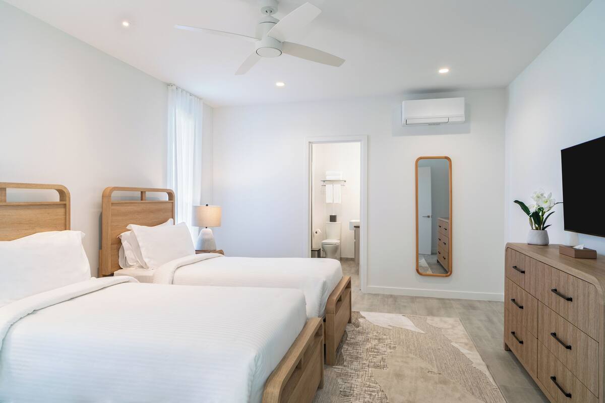 Caja de seguridad en la habitación y tabla de planchar con plancha