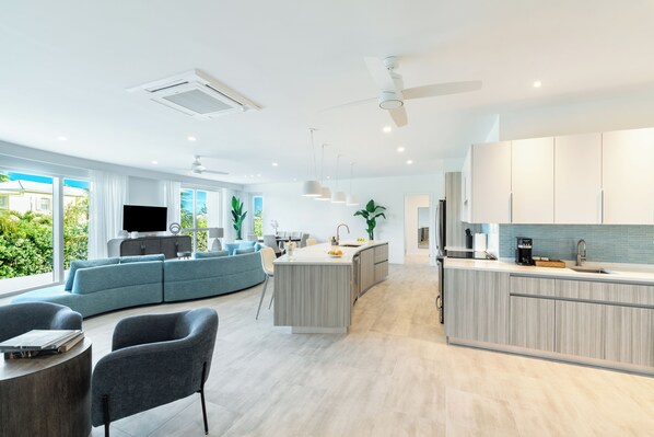 Luxurious One Bedroom Suite with Partial Ocean View | Interior