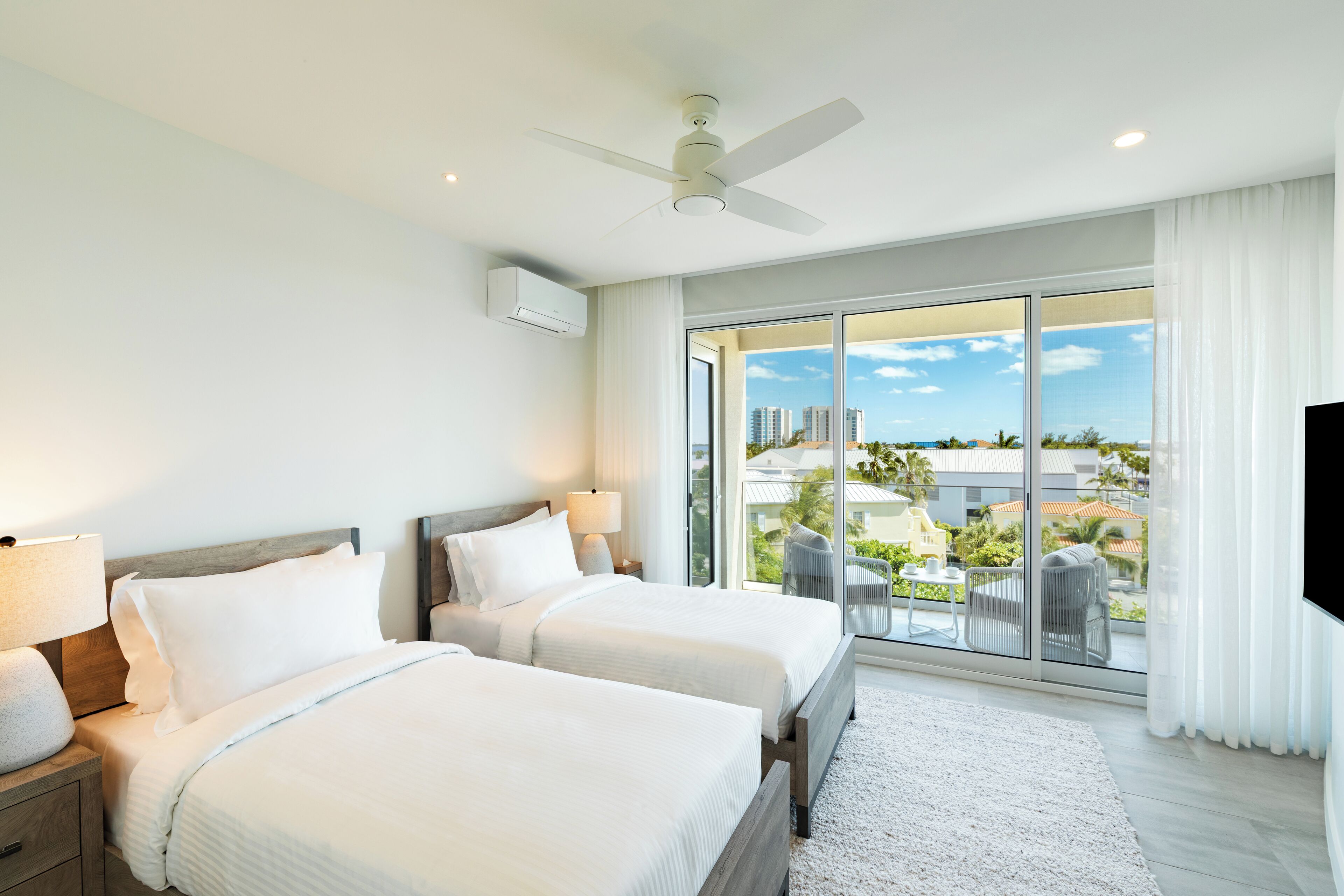 Caja de seguridad en la habitación y tabla de planchar con plancha 