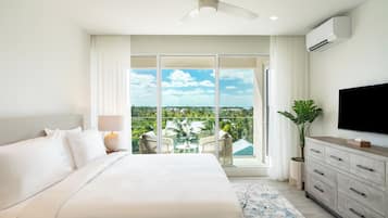 Caja de seguridad en la habitación y tabla de planchar con plancha