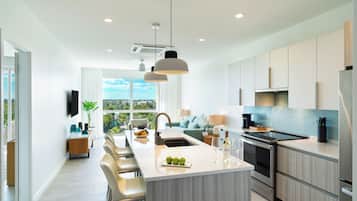 Geladeira, micro-ondas, fogão, cooktop