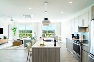 Refrigerador, microondas, horno, placa de cocina