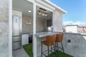 Mikrobølgeovn, kaffetrakter/tekoker, vannkoker og brødrister