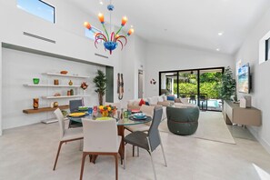 Dining - Amazing 4-bedroom house, pool, hot tub and fitness room near the beach in Naples (Naples)