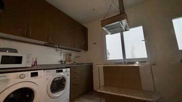 Een koelkast met diepvriezer, een microgolfoven