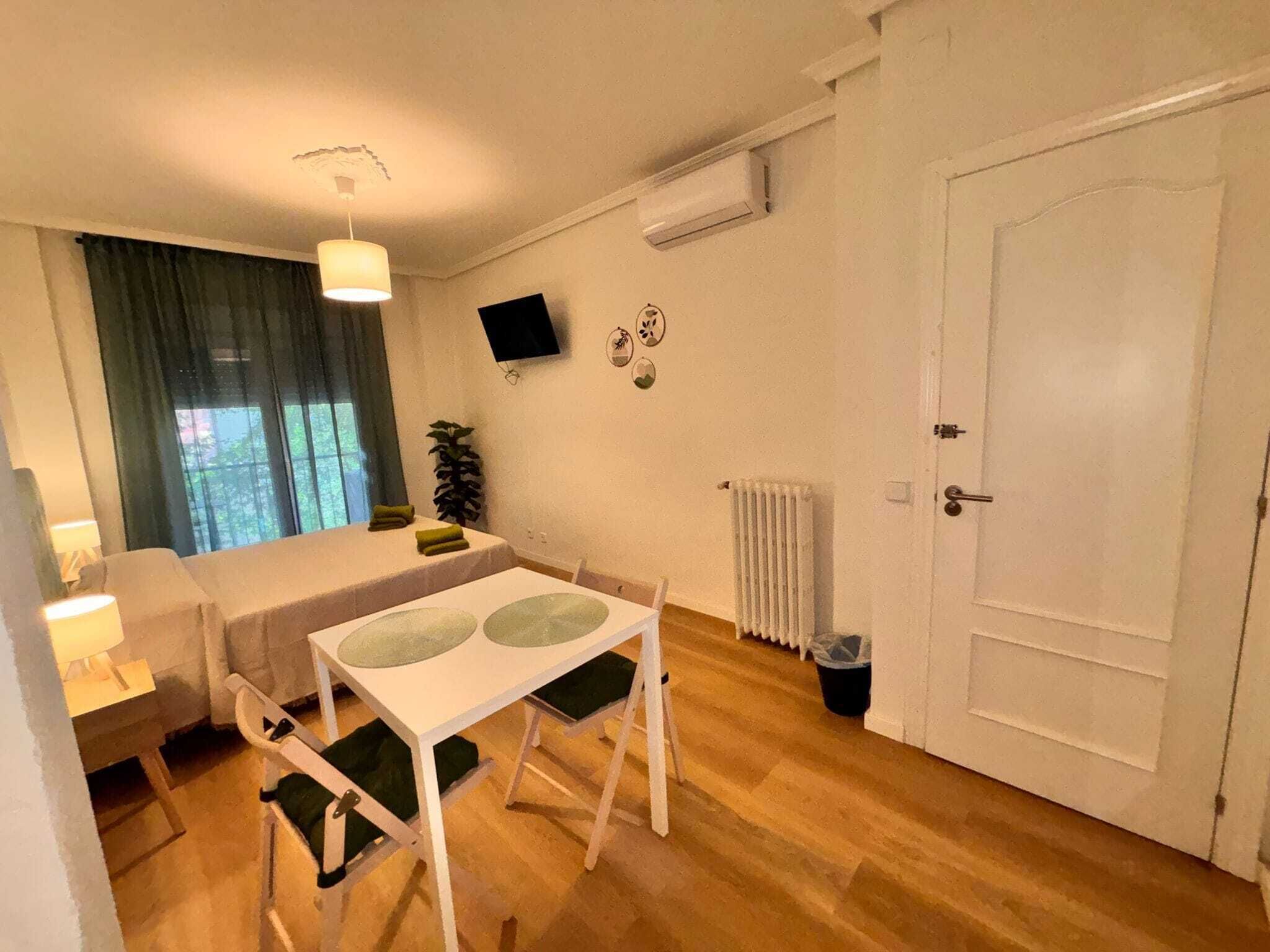 Habitación doble, balcón, vistas a la ciudad | Escritorio y wifi gratis