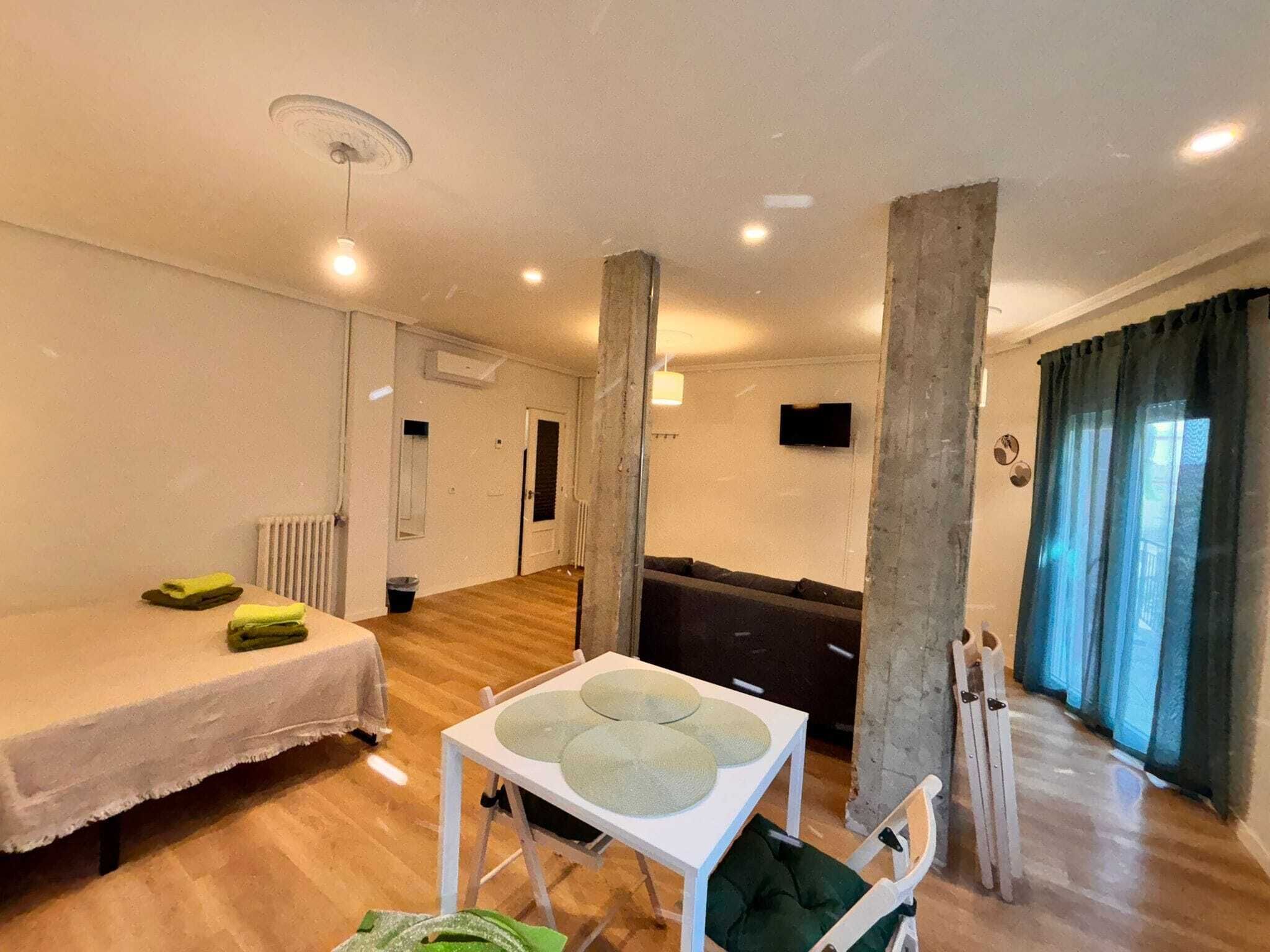 Vierpersoonskamer, balkon, uitzicht op stad | Een bureau, gratis wifi