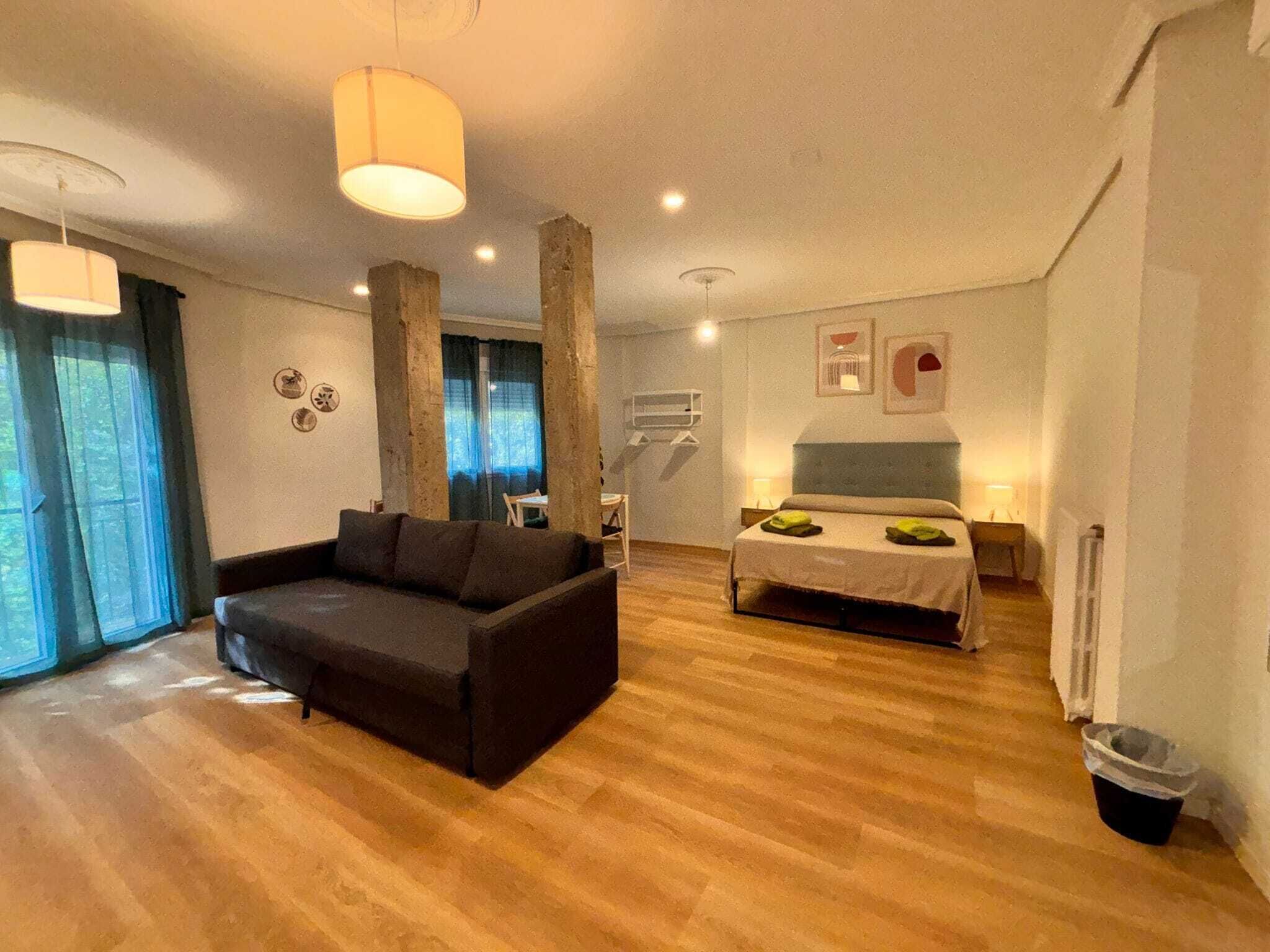 Habitación cuádruple, balcón, vistas a la ciudad | Escritorio y wifi gratis