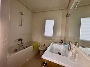 Een haardroger, zeep, toiletpapier