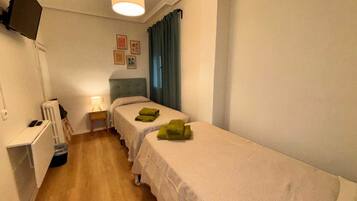 Twin kamer | Een bureau, gratis wifi