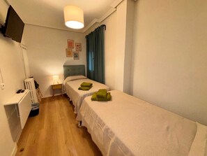 Twin Room | Desk, free WiFi