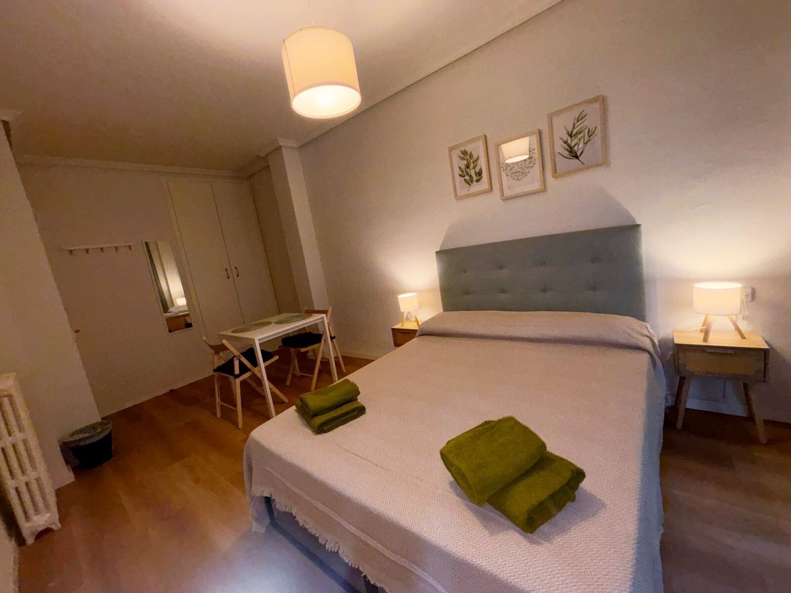 Tweepersoonskamer, balkon, uitzicht op stad | Een bureau, gratis wifi