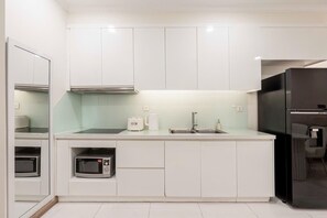 Microwave, oven, stovetop - 1BR Landmark 81 Hồ Chí Minh, pool, gym, piano, 60m2, full (Hồ Chí Minh)