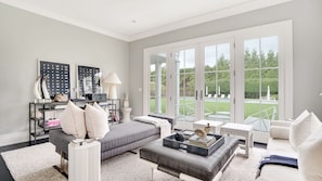 TV connectée, cheminée, chaîne hi-fi