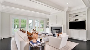 TV connectée, cheminée, chaîne hi-fi