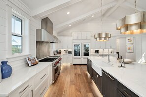 Jääkaappi, mikroaaltouuni, uuni, astianpesukone