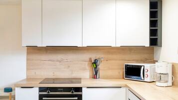 Jääkaappi, mikroaaltouuni, uuni, liesi