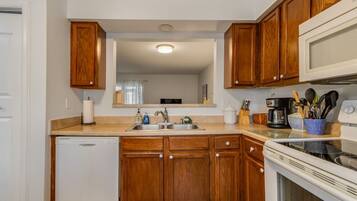 Een koelkast, een microgolfoven, een oven, een kookplaat