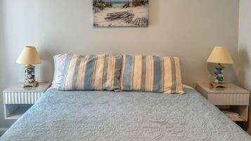 3 habitaciones, escritorio y tabla de planchar con plancha