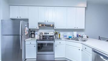 Kylskåp, mikrovågsugn, ugn och spishäll