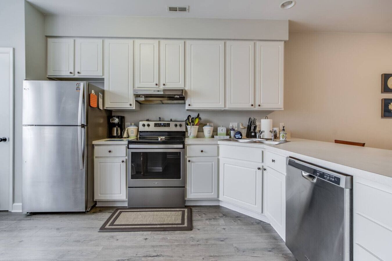 Kylskåp, mikrovågsugn, ugn och spishäll