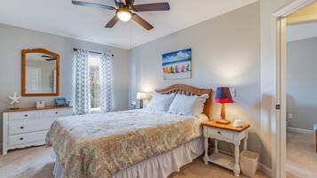 4 sovrum, skrivbord, strykjärn/strykbräda och resesäng