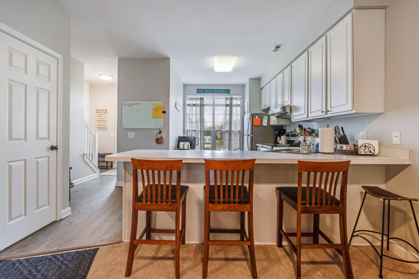 冷蔵庫、電子レンジ、オーブン、コンロ