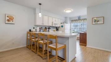 Køleskab, mikrobølgeovn, ovn, kogeplade