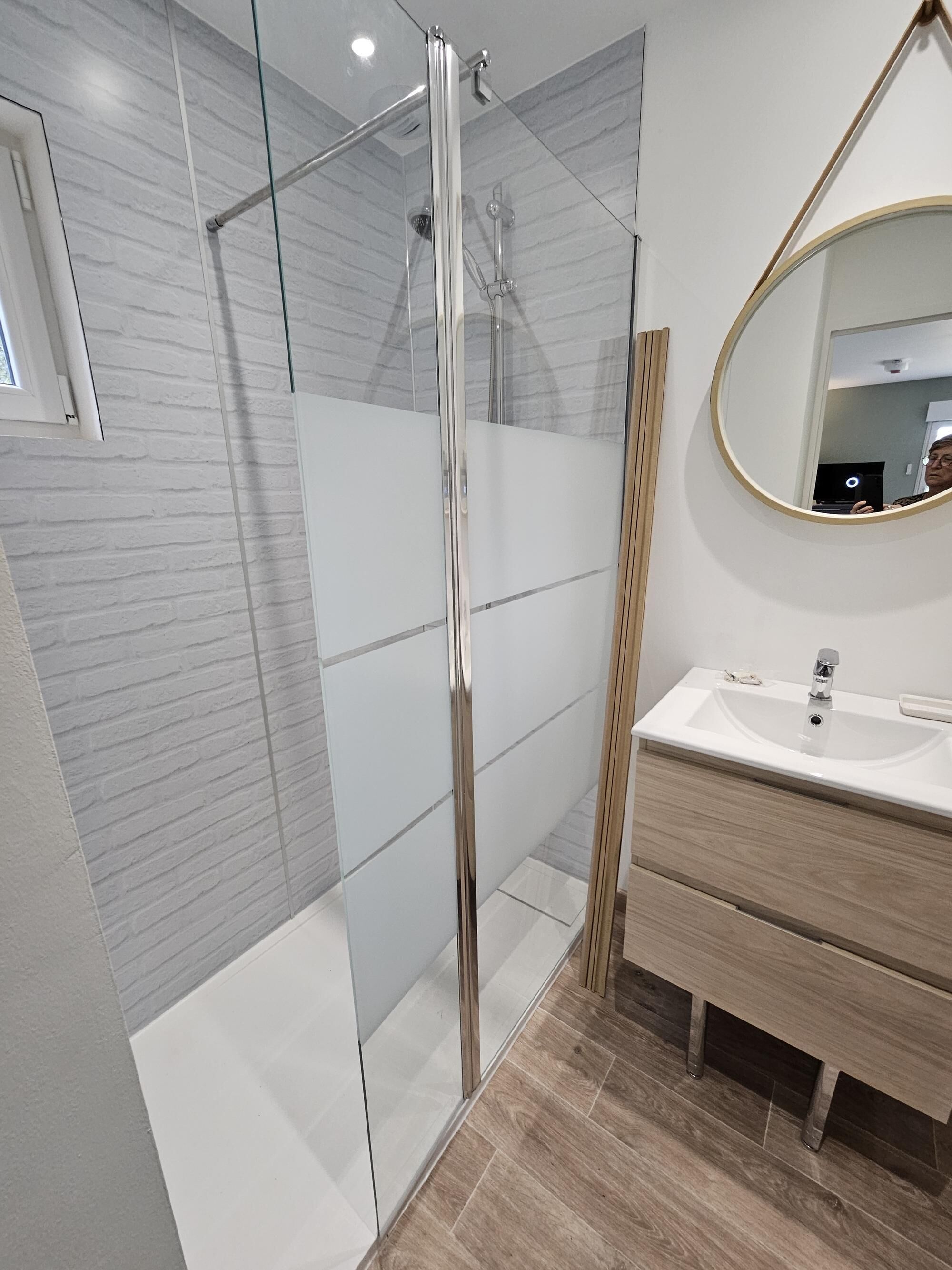 Sèche-cheveux, serviettes fournies