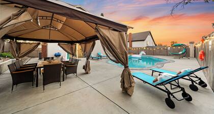 Pool, King Bed, 2 Living Room, Gate Yard in Rancho