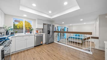 Een koelkast, een magnetron, een oven, een kookplaat