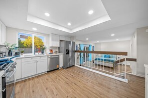 Køleskab, mikrobølgeovn, ovn, kogeplade