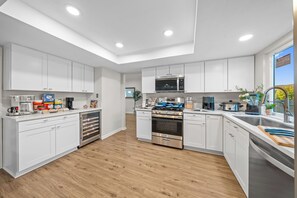 冷蔵庫、電子レンジ、オーブン、コンロ